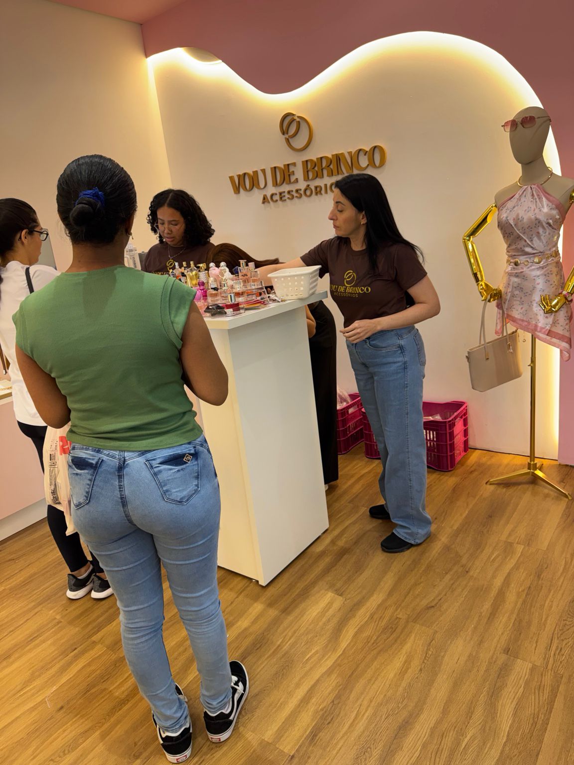 Equipe atendendo clientes no balcão da loja Vou de Brinco Acessórios
